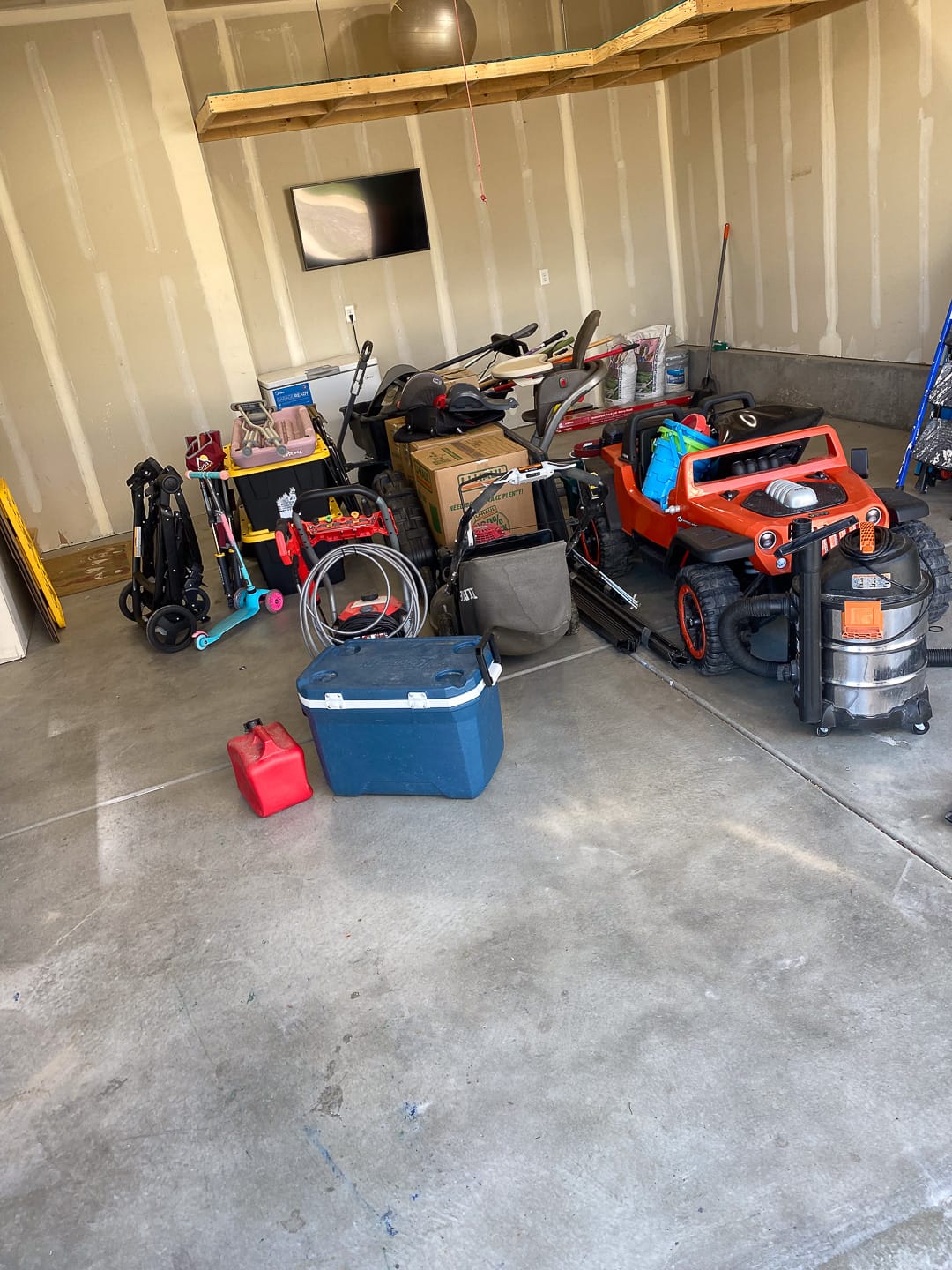 Sorting a garage before the haul-away run